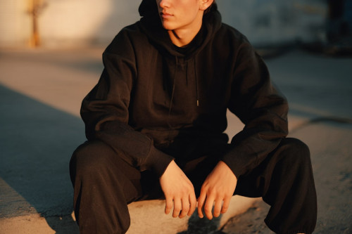 Co ubrać do czarnych dresów? Modowe inspiracje